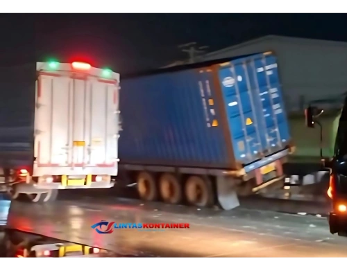 Truk Kontainer Ganggu Lalu Lintas, Pantura Sayung Lumpuh Total