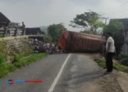 Rem Blong! Truk Kontainer Bermuatan Air Kemasan Terguling di Tanjakan Sigro, Warga Heboh!