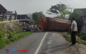 Rem Blong! Truk Kontainer Bermuatan Air Kemasan Terguling di Tanjakan Sigro, Warga Heboh!