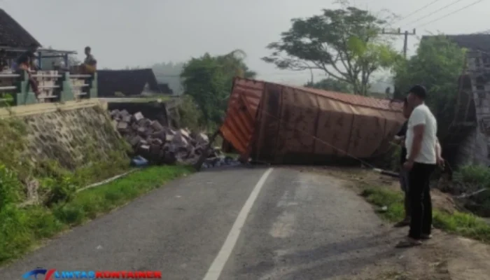 Rem Blong! Truk Kontainer Bermuatan Air Kemasan Terguling di Tanjakan Sigro, Warga Heboh!