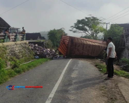 Rem Blong! Truk Kontainer Bermuatan Air Kemasan Terguling di Tanjakan Sigro, Warga Heboh!