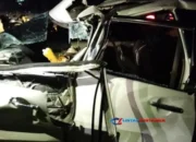 Maut di Pancana! Minibus Hantam Truk Kontainer, 3 Tewas