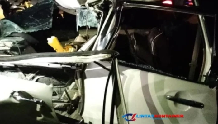 Maut di Pancana! Minibus Hantam Truk Kontainer, 3 Tewas