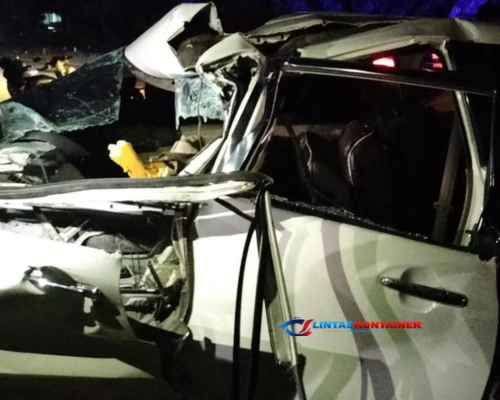Maut di Pancana! Minibus Hantam Truk Kontainer, 3 Tewas