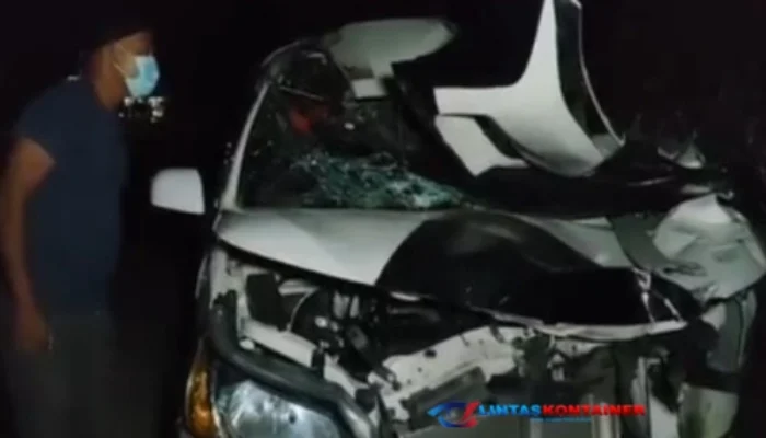 Maut di Pancana! Minibus Hantam Truk Kontainer, 3 Tewas