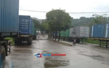 Kontainer Parkir Liar di Batam, Warga: Ini Bahaya!