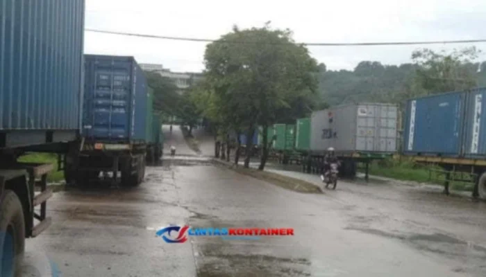 Kontainer Parkir Liar di Batam, Warga: Ini Bahaya!
