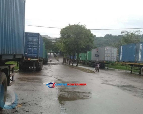 Kontainer Parkir Liar di Batam, Warga: Ini Bahaya!