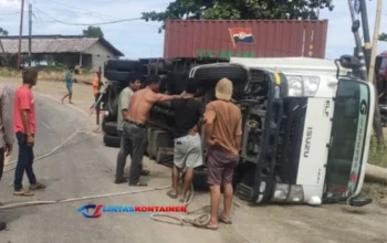 Ngantuk! Sopir Truk Kontainer Terguling di Jalur Majene-Mamuju