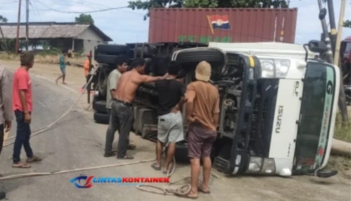 Ngantuk! Sopir Truk Kontainer Terguling di Jalur Majene-Mamuju