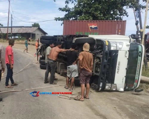 Ngantuk! Sopir Truk Kontainer Terguling di Jalur Majene-Mamuju