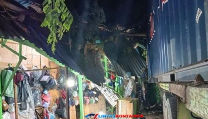 Truk Kontainer Tabrak Kios di Tondo Kota Palu, Lalu Lintas Terganggu Parah!