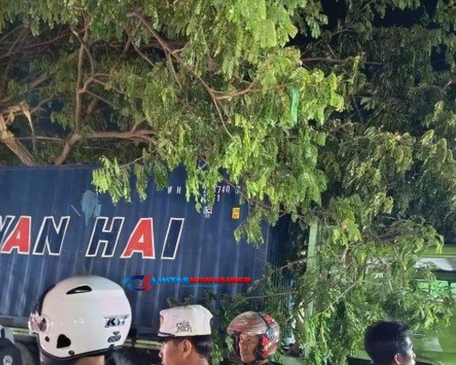 Truk Kontainer Tabrak Kios di Tondo Kota Palu, Lalu Lintas Terganggu Parah!