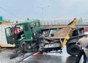 Truk Kontainer Tabrak Pembatas di Tol JORR Jakut, Sopir Diduga Lengah!