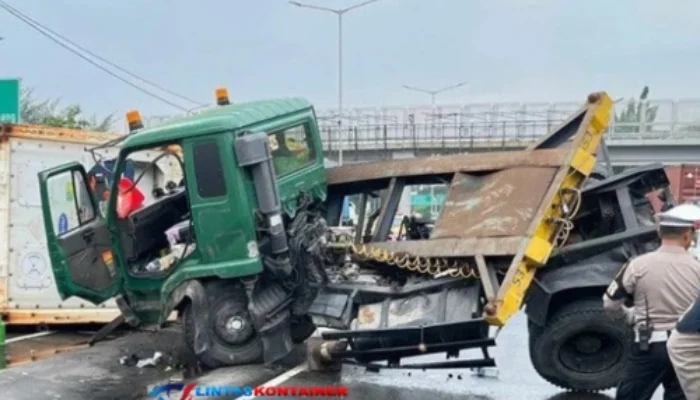 Truk Kontainer Tabrak Pembatas di Tol JORR Jakut, Sopir Diduga Lengah!