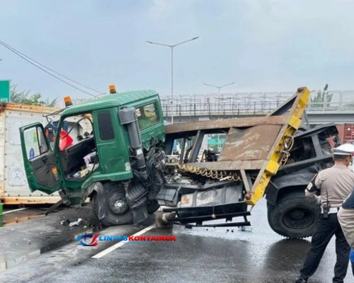 Truk Kontainer Tabrak Pembatas di Tol JORR Jakut, Sopir Diduga Lengah!