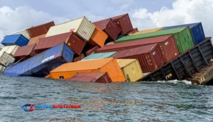 Kapal Kontainer Bermuatan Bahan Berbahaya Tenggelam di Selat!