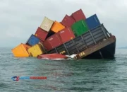 Kapal Kontainer Bermuatan Bahan Berbahaya Tenggelam di Selat!
