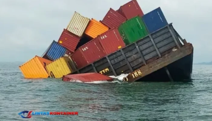 Kapal Kontainer Bermuatan Bahan Berbahaya Tenggelam di Selat!