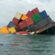 Kapal Kontainer Bermuatan Bahan Berbahaya Tenggelam di Selat!