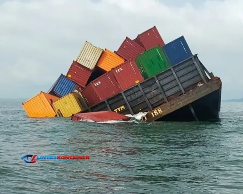 Kapal Kontainer Bermuatan Bahan Berbahaya Tenggelam di Selat!