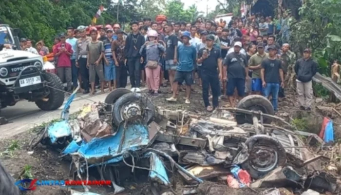 Kecelakaan Maut di Purworejo: Truk Tronton Tabrak Angkot, 11 Tewas dan 6 Luka-luka