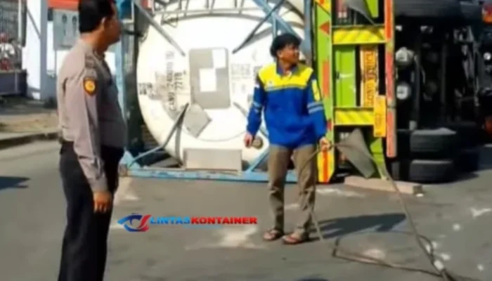 Truk Kontainer Terguling di Jalinsum Tanjung Morawa, Lalu Lintas Macet Total!