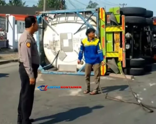 Truk Kontainer Terguling di Jalinsum Tanjung Morawa, Lalu Lintas Macet Total!