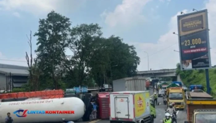 Truk Kontainer Terguling di Jalinsum Tanjung Morawa, Lalu Lintas Macet Total!