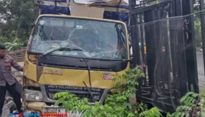 Rem Blong! Truk Kontainer Bermuatan Air Kemasan Terguling di Tanjakan Sigro, Warga Heboh!