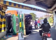 Kecelakaan Truk Kontainer di Pasuruan: Terguling di Viaduk Gempol, Lalu Lintas Tersendat!