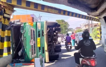 Kecelakaan Truk Kontainer di Pasuruan: Terguling di Viaduk Gempol, Lalu Lintas Tersendat!