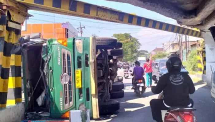 Kecelakaan Truk Kontainer di Pasuruan: Terguling di Viaduk Gempol, Lalu Lintas Tersendat!