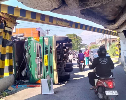 Kecelakaan Truk Kontainer di Pasuruan: Terguling di Viaduk Gempol, Lalu Lintas Tersendat!
