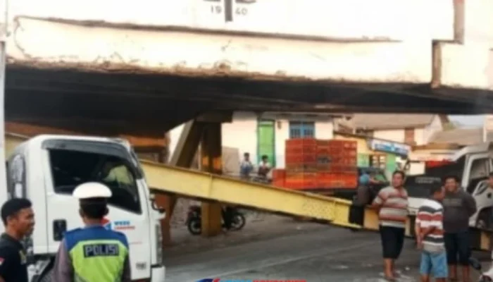 Kecelakaan Truk Kontainer di Pasuruan: Terguling di Viaduk Gempol, Lalu Lintas Tersendat!