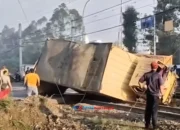 Kecelakaan Hari Ini di Tanah Tinggi Tangerang: Truk Boks Terguling di Perlintasan Sebidang KA