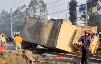 Kecelakaan Hari Ini di Tanah Tinggi Tangerang: Truk Boks Terguling di Perlintasan Sebidang KA