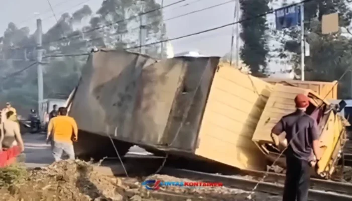 Kecelakaan Hari Ini di Tanah Tinggi Tangerang: Truk Boks Terguling di Perlintasan Sebidang KA