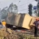 Kecelakaan Hari Ini di Tanah Tinggi Tangerang: Truk Boks Terguling di Perlintasan Sebidang KA
