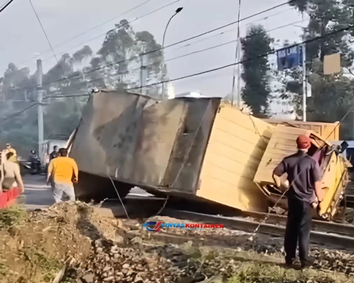 Kecelakaan Hari Ini di Tanah Tinggi Tangerang: Truk Boks Terguling di Perlintasan Sebidang KA
