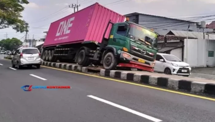 Sopir Mengantuk, Truk Kontainer Tabrak Median dan Pohon di Sukorejo Pasuruan