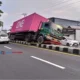 Sopir Mengantuk, Truk Kontainer Tabrak Median dan Pohon di Sukorejo Pasuruan