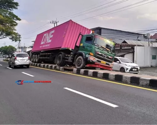 Sopir Mengantuk, Truk Kontainer Tabrak Median dan Pohon di Sukorejo Pasuruan