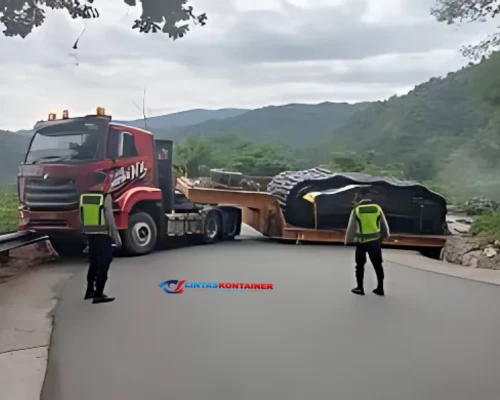 Truk Tronton Mogok di Gunung Kulu: Lalu Lintas Macet 200 Meter!