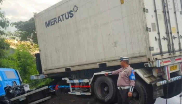 Ban Selip, Truk Kontainer Tabrak Pembatas dan Terperosok ke Parit di Tol Satelit Surabaya