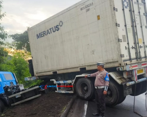 Ban Selip, Truk Kontainer Tabrak Pembatas dan Terperosok ke Parit di Tol Satelit Surabaya