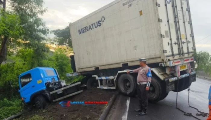 Ban Selip, Truk Kontainer Tabrak Pembatas dan Terperosok ke Parit di Tol Satelit Surabaya