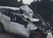 Kecelakaan Maut di Tol Jagorawi: Pengemudi Honda City Kritis Usai Tabrak Truk Kontainer