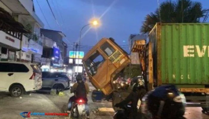 Truk Kontainer Mogok di Jalan Merdeka Kota Kupang, Lalu Lintas Macet Panjang!