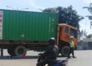 Truk Kontainer Mogok di Jalan Merdeka Kota Kupang, Lalu Lintas Macet Panjang!